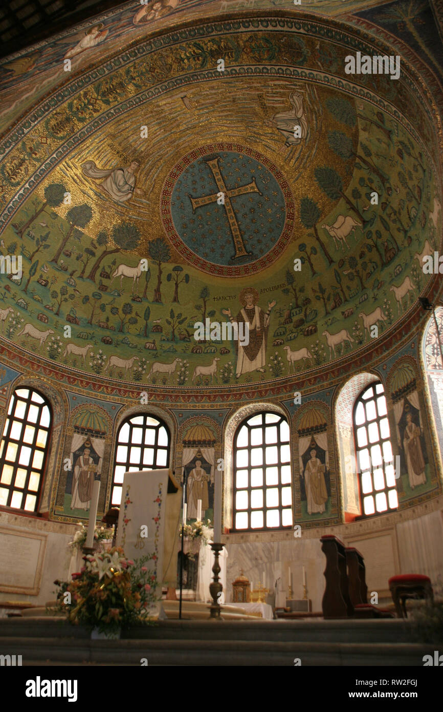 Italien. Ravenna. Basilika von Sant'Apollinare in Classe. Im byzantinischen Stil. 6 CE. Apsis mit Mosaiken. Stockfoto