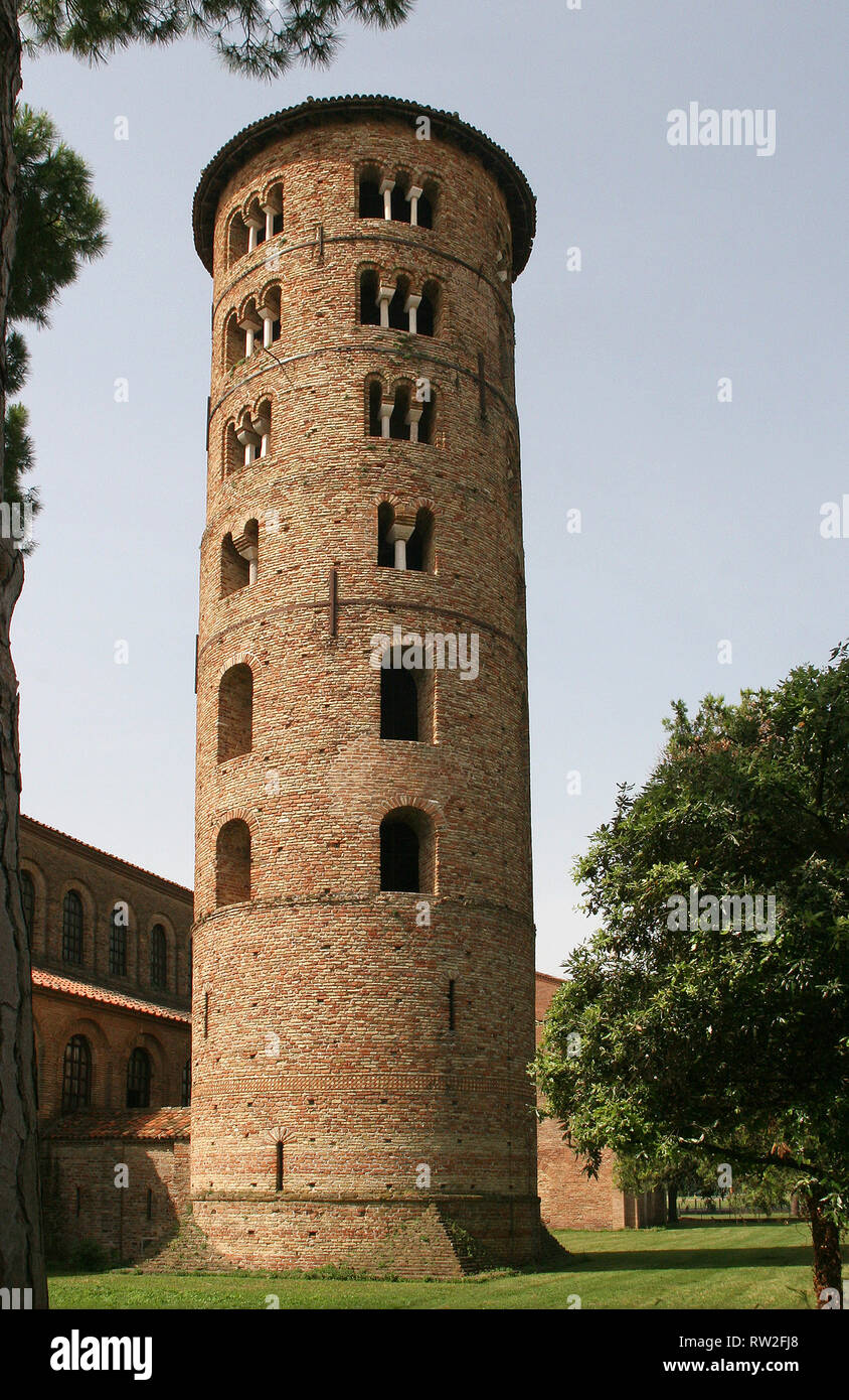 Italien. Ravenna. Basilika von Sant'Apollinare in Classe. Im byzantinischen Stil. 6 CE. Blick auf den Glockenturm, 9 CE. Stockfoto