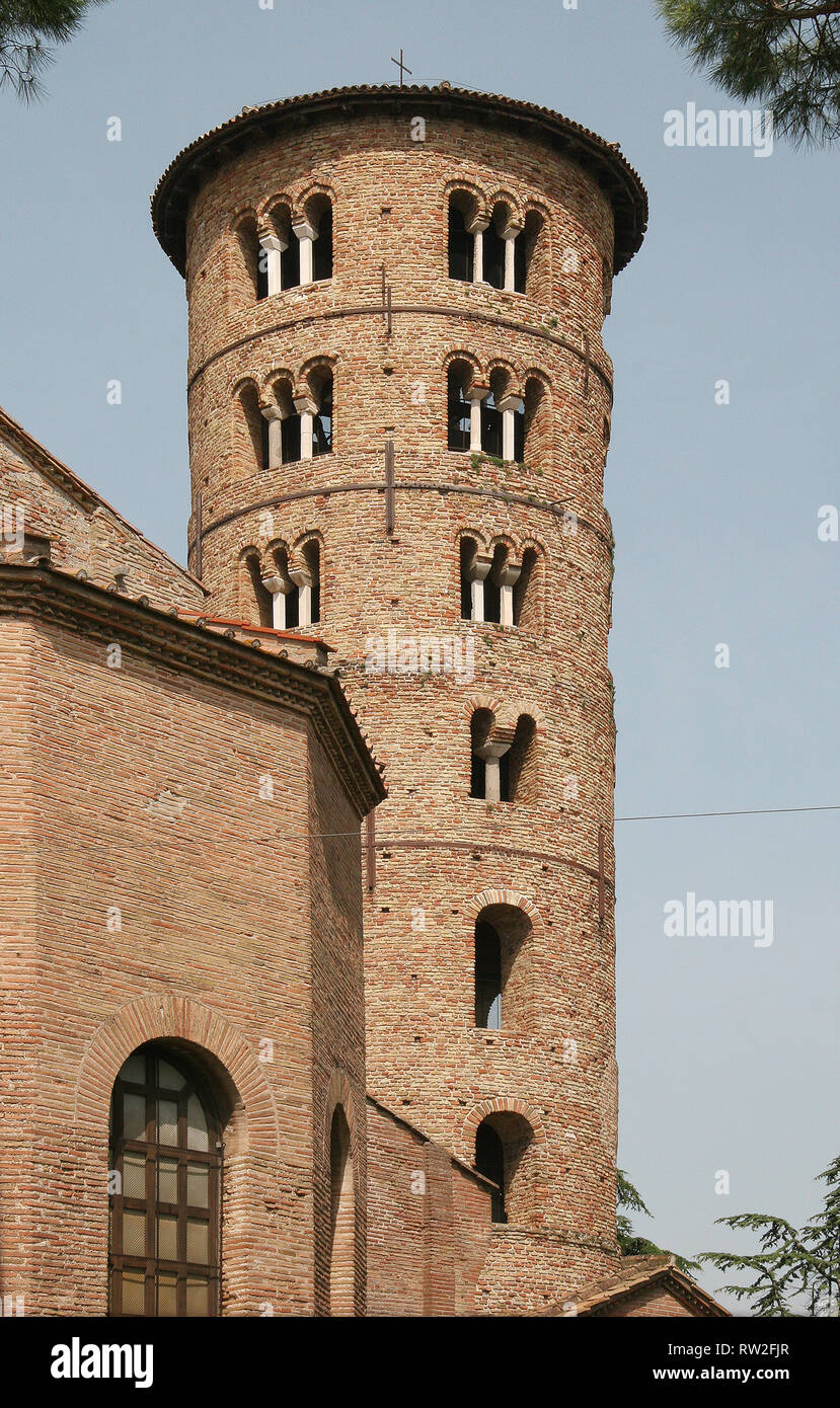 Italien. Ravenna. Basilika von Sant'Apollinare in Classe. Im byzantinischen Stil. 6 CE. Blick auf den Glockenturm, 9 CE. Stockfoto