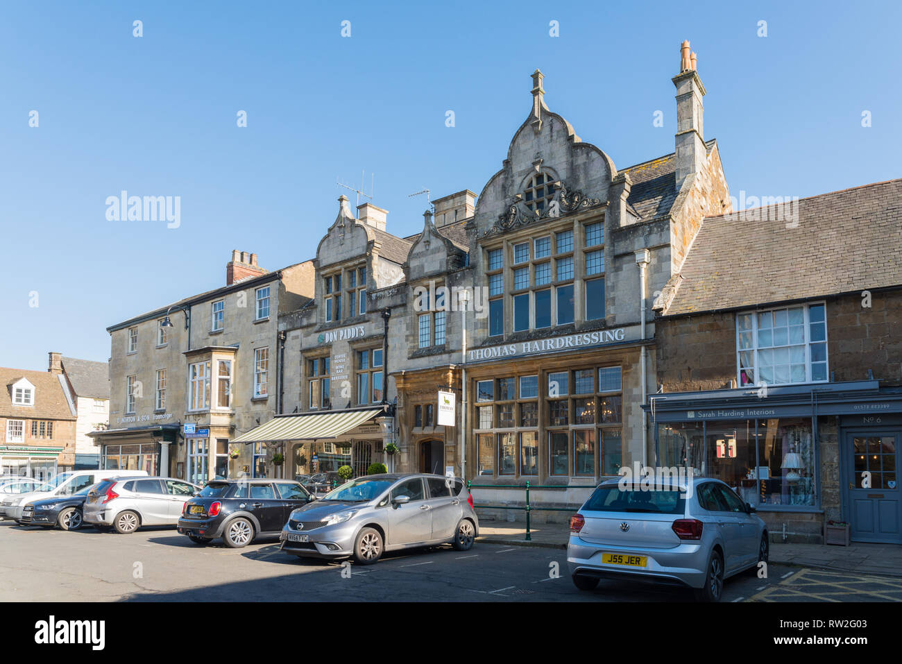 Geschäfte und Restaurants auf dem Marktplatz in Uppingham, Stadt in Rutland Stockfoto