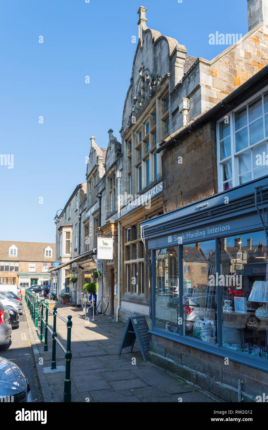 Geschäfte und Restaurants auf dem Marktplatz in Uppingham, Stadt in Rutland Stockfoto