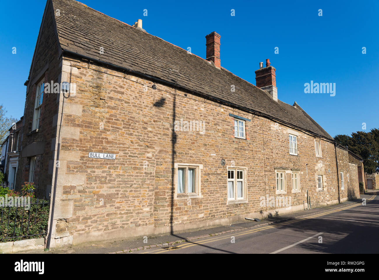 Alte Steinhäuser in Bull Lane in Oakham, der Hauptstadt der Grafschaft Rutland in den East Midlands Stockfoto