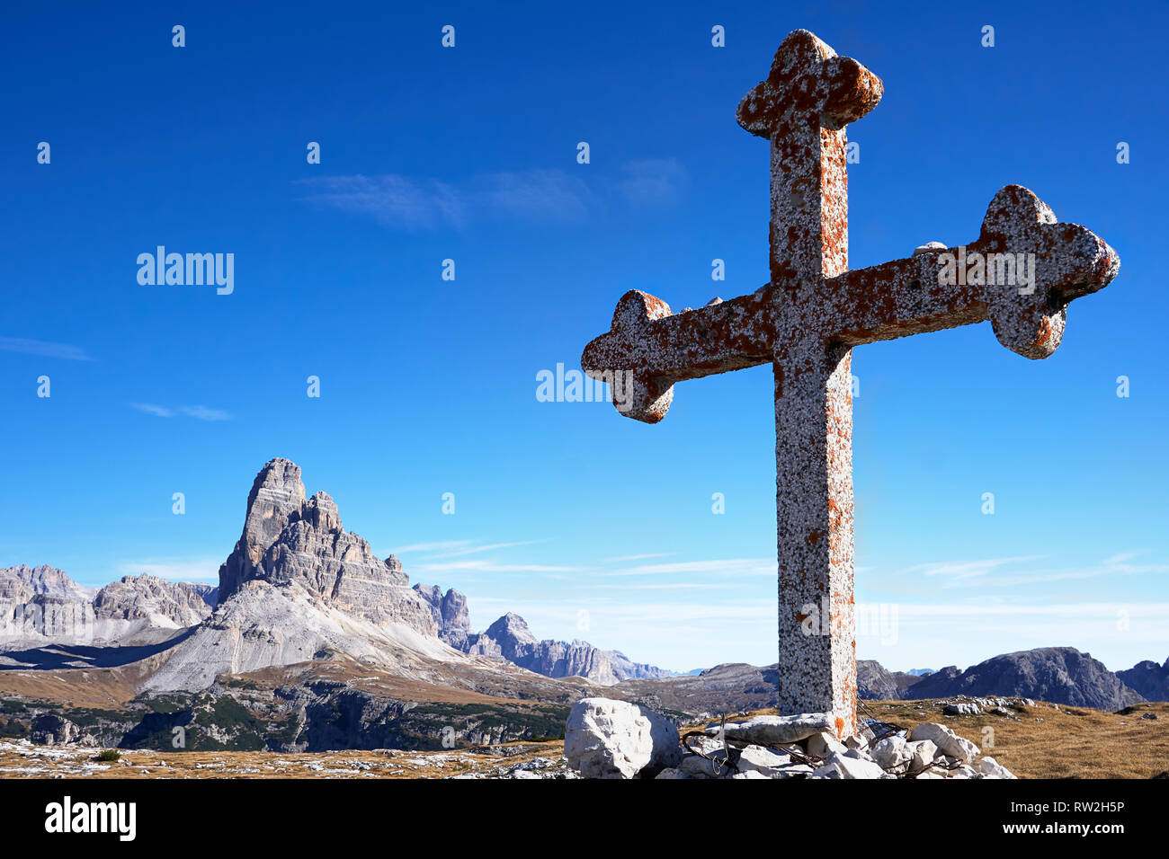 WW 1 memorial Cross auf dem Monte Piana, Dolomiten, Misurina, Venetien, Italien. Mit Tre Cime di Laverado im Hintergrund Stockfoto