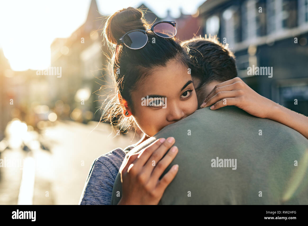 Junge Frau ihrem Freund umarmen auf einer Straße der Stadt Stockfoto