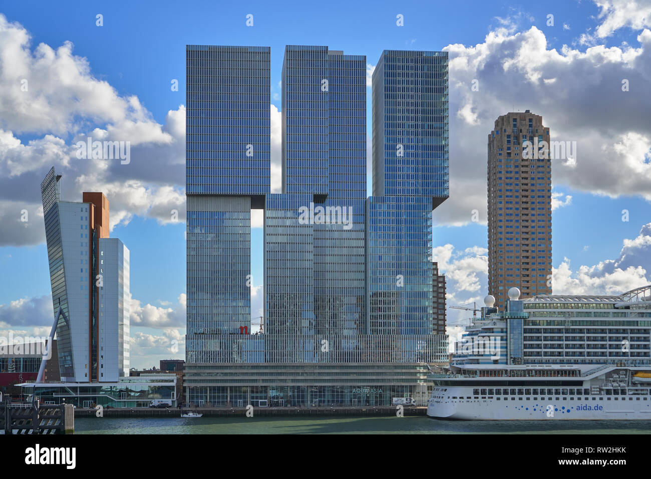 Skyline von Rotterdam, darunter auch das South Tower oder KPN Gebäude, und De Rotterdam, Niederlande Stockfoto