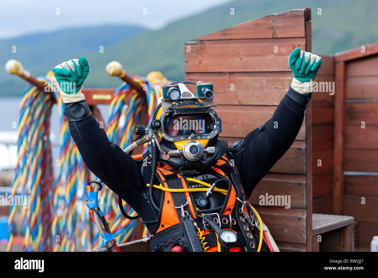 Auszubildender Taucher ihre Fähigkeiten in allen Bereichen des Handels vom Schweißen Praxis Tauchen plus buddying. Fort William schottischen Highlands Schottland Großbritannien Stockfoto