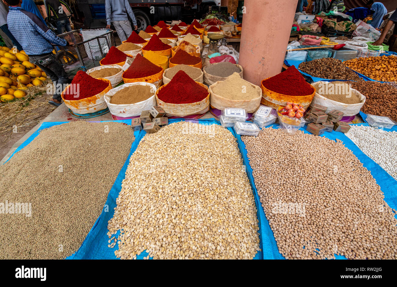 Bohnen, Getreide, Gewürze decken die Tische in der Provinz Guelmim Marokko. Stockfoto