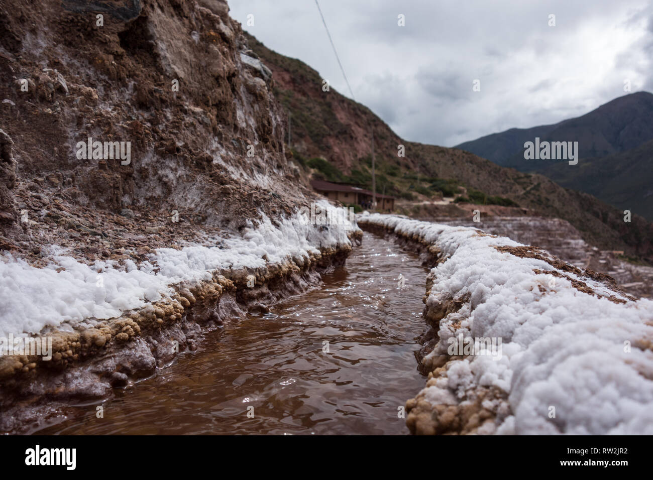 Nahaufnahme der Salz Quelle in Salinas de Maras, Peru Stockfoto