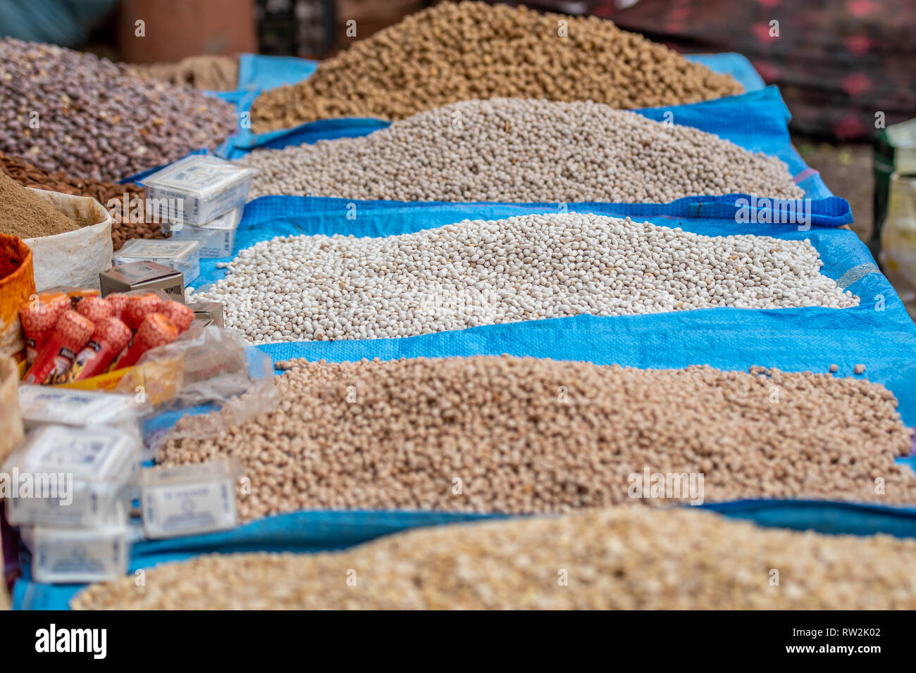 Taschen voll mit einer Vielzahl von Bohnen zum Markt, Guelmim, Guelmim Provinz, Marokko. Stockfoto