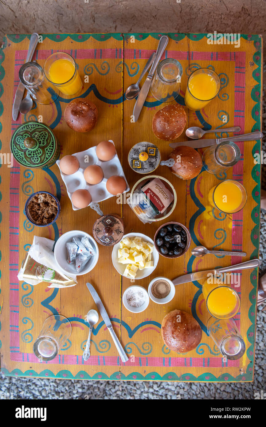 Hohe Betrachtungswinkel der traditionellen marokkanischen Frühstück auf bunten Tisch, Tighmert Oase, Marokko Stockfoto