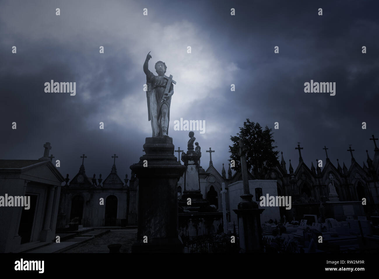 Bedeckt traurig cemeteryb mit einem Engel Statue im Vordergrund Stockfoto