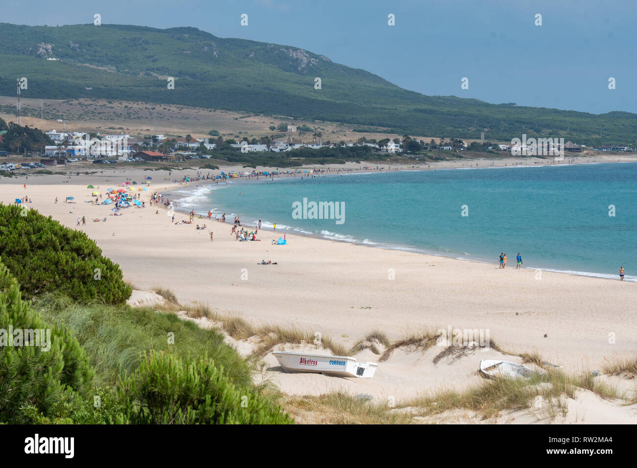 Langfristige Sicht auf Menschen entspannend auf der Küstenlinie, Tarifa, Cádiz, Andalusien, Spanien Stockfoto Langfristige Sicht auf Menschen entspannend auf der Küstenlinie, Tarifa, Cádiz, Andalusien, Spanien Stockfoto