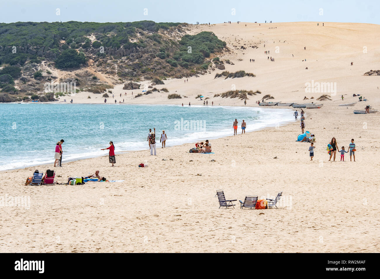 Langfristige Sicht auf Menschen entspannend auf der Küstenlinie, Tarifa, Cádiz, Andalusien, Spanien Stockfoto Langfristige Sicht auf Menschen entspannend auf der Küstenlinie, Tarifa, Cádiz, Andalusien, Spanien Stockfoto