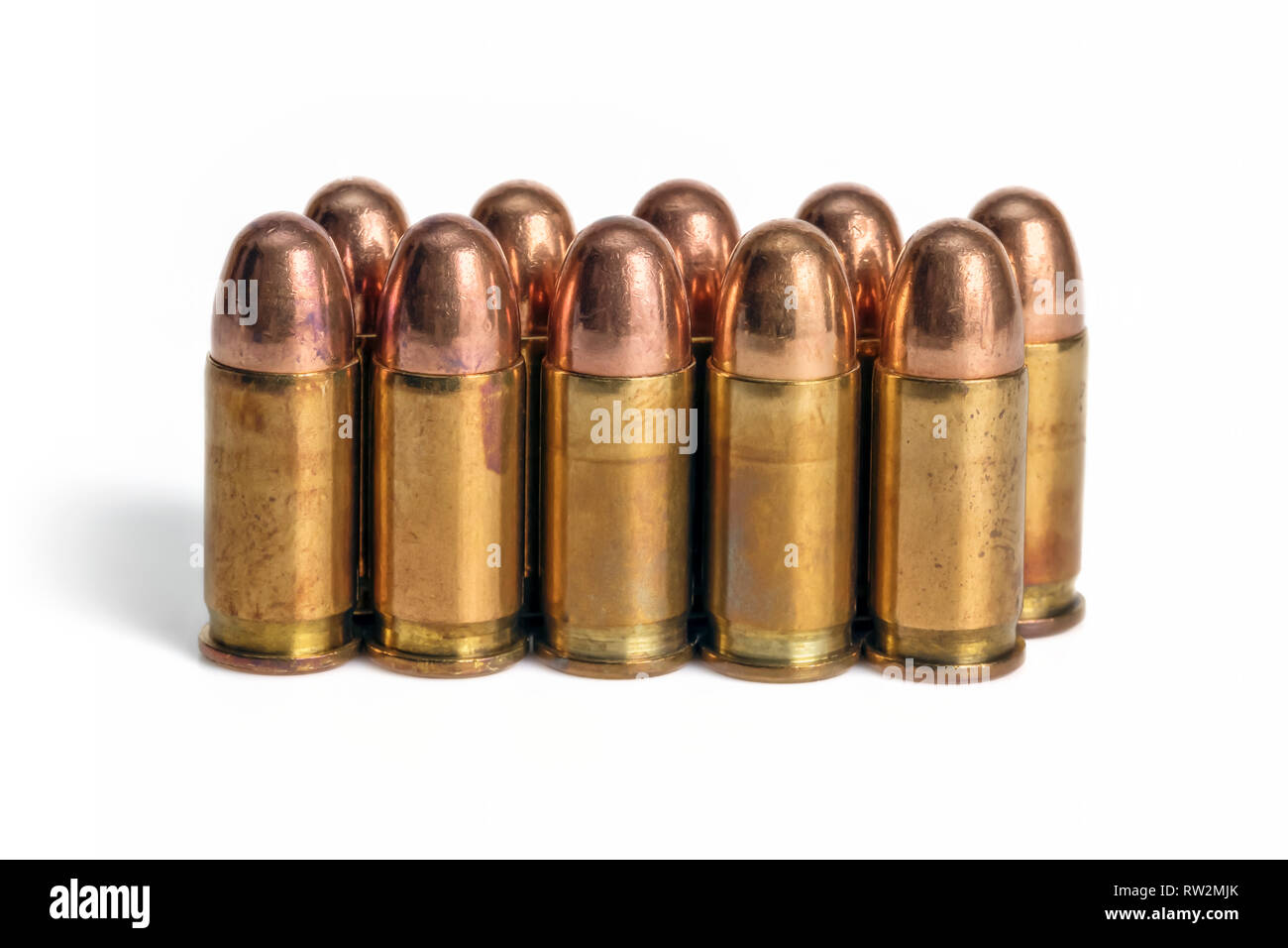 10 Pistole Kugeln in Linie auf weißem Hintergrund. Stockfoto