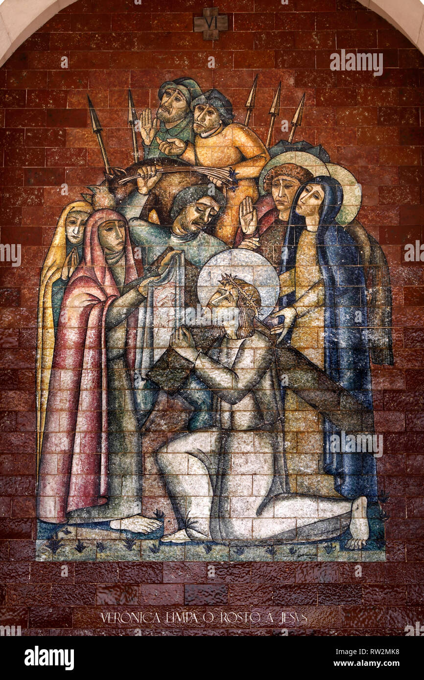 Stationen des Kreuzes: Veronica Wipes das Antlitz Jesu; eine Verkleidung der portugiesischen Kacheln vor dem Heiligtum von Fatima Stockfoto