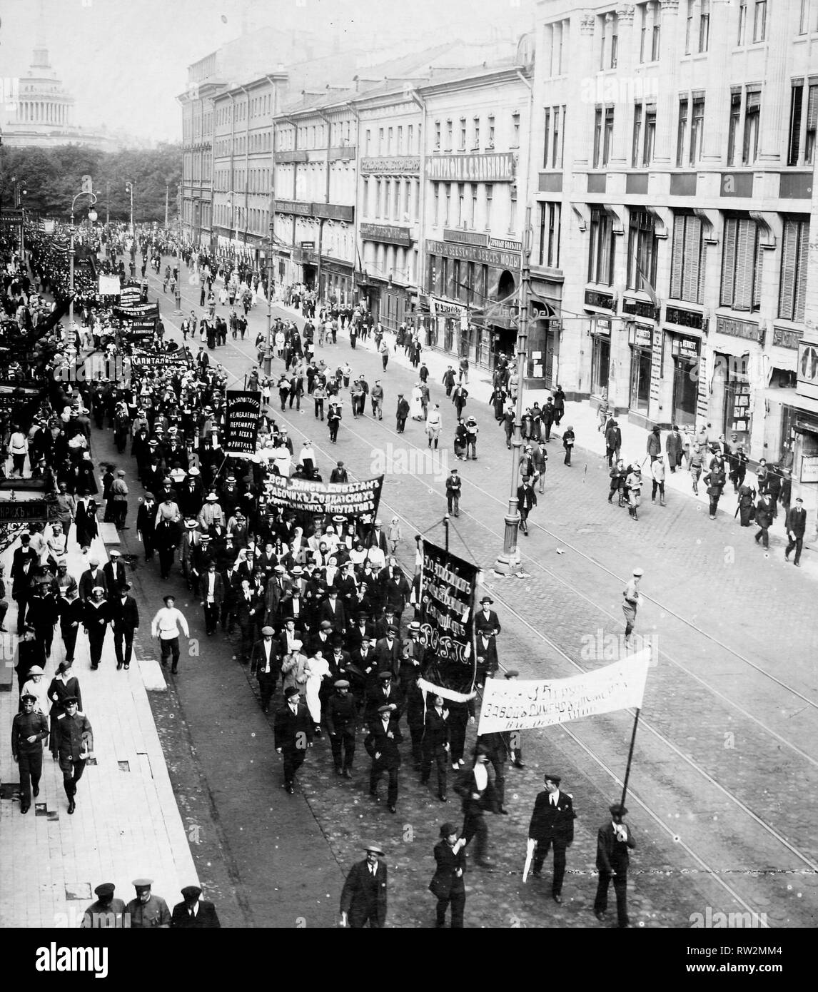 Demonstration auf dem Nevski Prospekt, Petrograd. Unten auf dem Foto sieht man drei Offiziere, die weiße Uniform der Kaiserlichen Marine: Würde die Szene stattgefunden haben vor der Oktoberrevolution, während der Russischen Provisorischen Regierung (February-October 1917), von der Rückseite zur Vorderseite der Prozession, die Banner lesen: "sofortigen Waffenstillstand an allen Fronten", "Alle Macht den Sowjets der Arbeiter, Soldaten und Bauern Stellvertreter' und 'russische sozialdemokratische Partei". Stockfoto