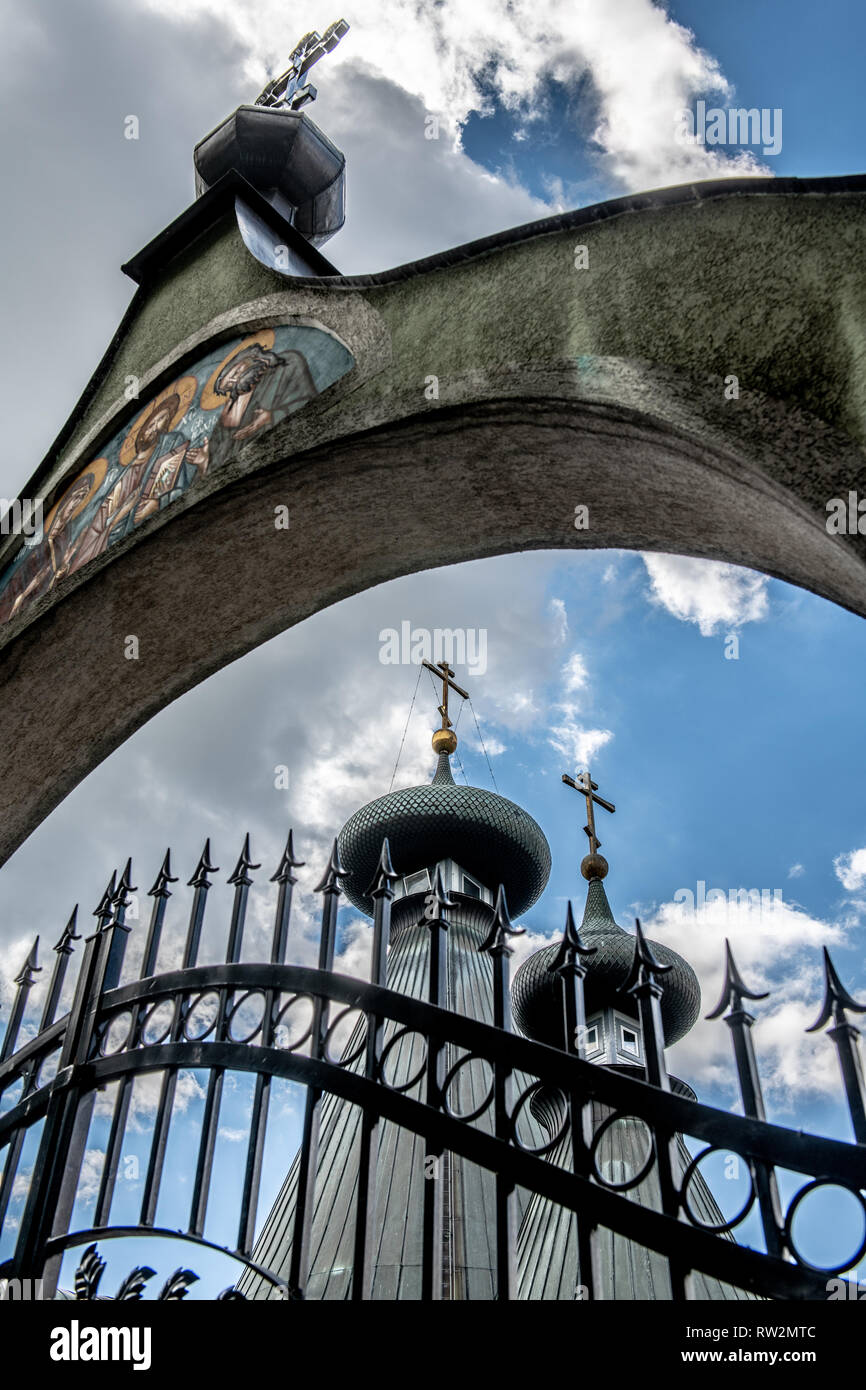 Hohe Betrachtungswinkel von geschlossenen Eisentor mit steinernen Torbogen Darstellung christlich-religiöse Symbole vor Sabor Sviatoj Trojcy, Orthodoxe Kirche, Hajn-Wka Stockfoto