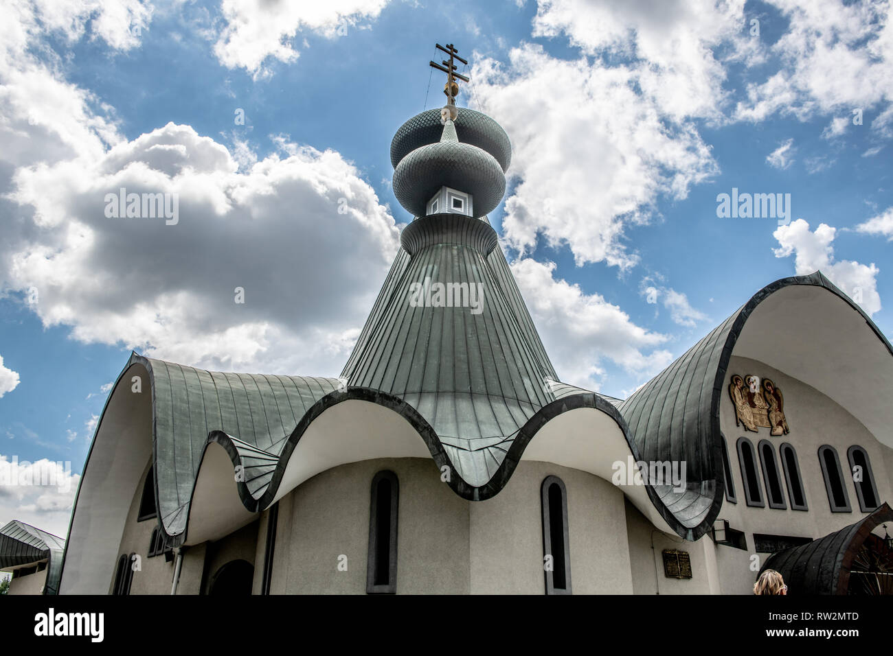 Wellenförmige Dach und Turm auf Sabor Sviatoj Trojcy, Orthodoxe Kirche, Hajnówka Polen. Stockfoto