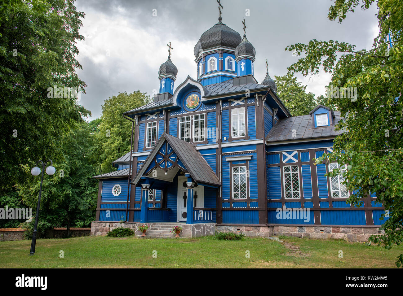 Rückseite der russisch-orthodoxen Kirche (Parafia prawosławna pw. Opieki Matki Bożej w Puchłach) im Land der offenen Rollläden, Puchly, Polen Stockfoto