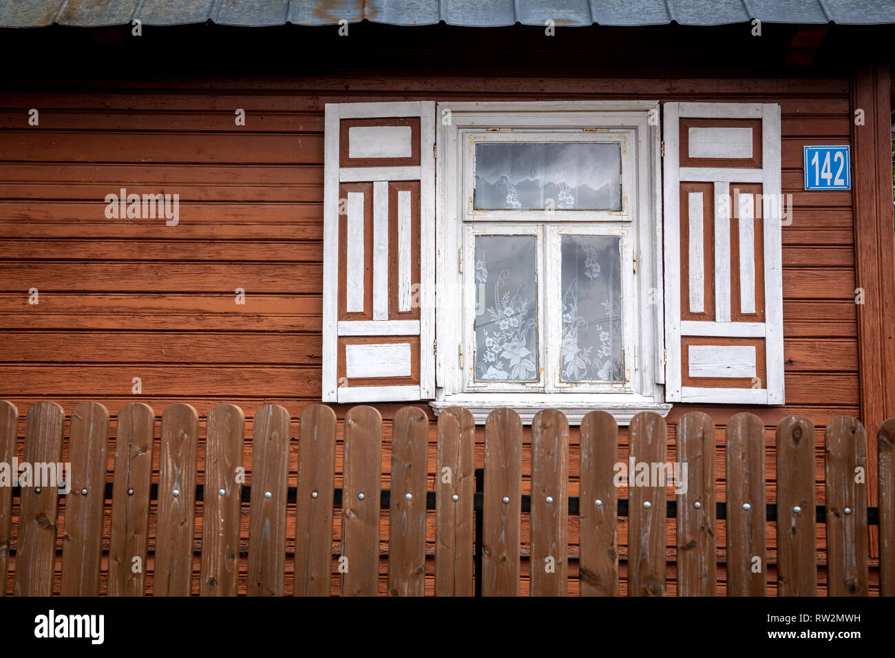 Außenseite der Kabine - style Haus schmücken mit dekorativen Fensterläden in Trześcianka das "Land der offenen Rollläden', Polen, Stockfoto