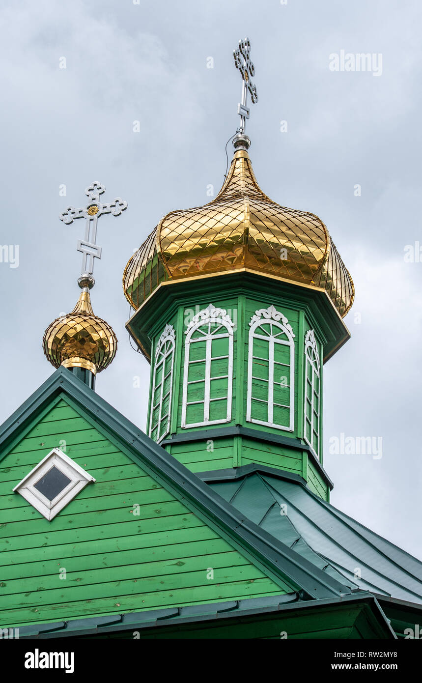 Detail Ansicht Grün und Gold verzierte Turm an der Spitze der russisch-orthodoxen Kirche (Cerkiew Św. Michała Trześciance Archanioła w) im "Land der offenen S Stockfoto