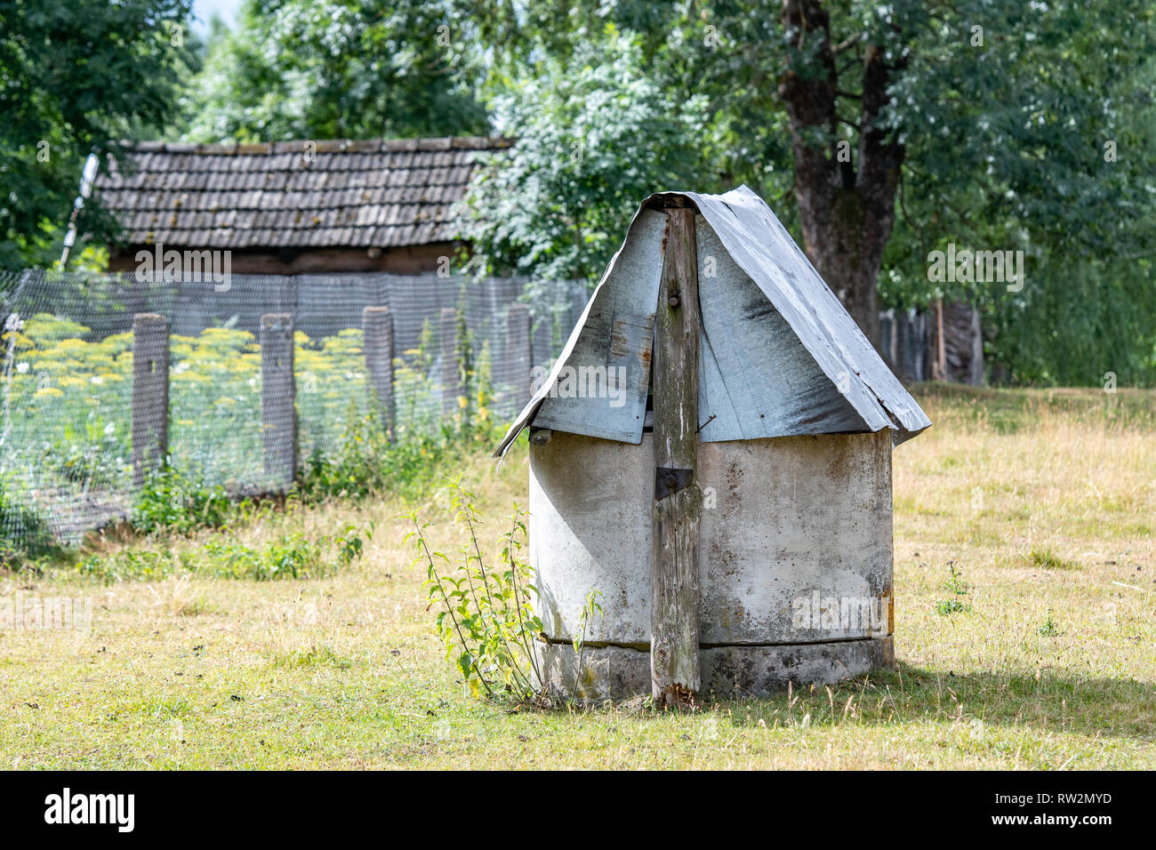 Ein alter Brunnen Struktur sitzt in Yard in Trześcianka das "Land der offenen Rollläden', Polen, Stockfoto