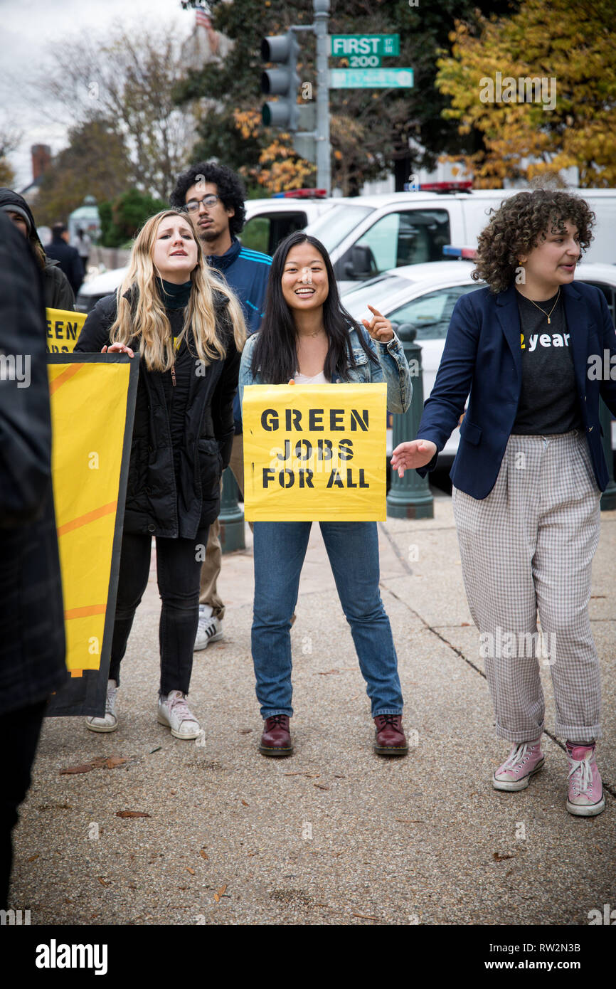 Studentischen Aktivisten mit den Sonnenaufgang Occupy-bewegung Nancy Pelosi's Büro, um zu verlangen, dass Sie und die Demokraten zum Klimawandel handeln Stockfoto