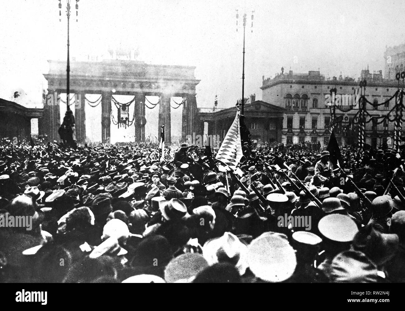 Deutsche Soldaten wieder in Berlin. Deutsche Truppen gerade von Krieg, bereits treuen Anhänger der Regierung Ebert, durch das Brandenburger Tor am Pariser Platz, Berlin, Deutschland, unter Beifall und Jubelrufe tausende Ca. 1919 Stockfoto