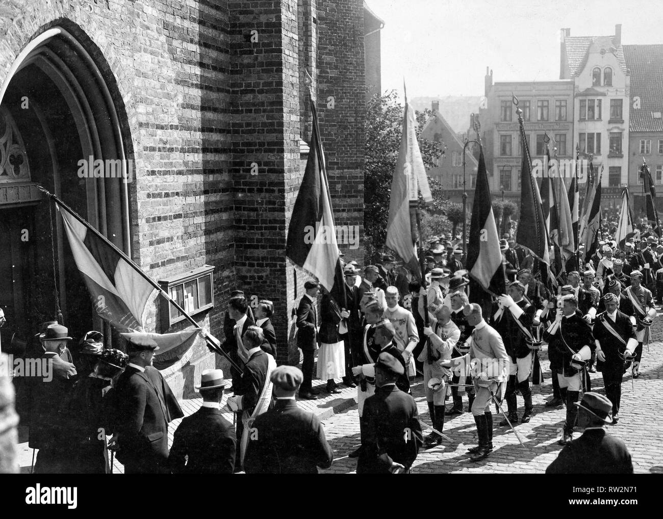 Deutsche Revolution - eine Delegation der Kieler Studenten auf seinem Weg zu einem Dankgottesdienst in der Kirche in Flensburg zu besuchen, während der volksabstimmung zum Status der Ost- und Westpreußens, die in der überwältigenden Mehrheit der Deutschen Stimmen führte. Juli 1920 Stockfoto