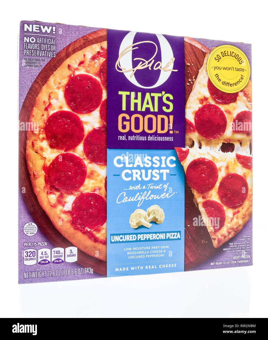 Winneconne, WI - 21. Februar 2019: ein Paket von Oprah ist gute klassische Kruste mit Blumenkohl nicht ausgehärteten Pepperoni Pizza an einem isolierten Hintergrund Stockfoto