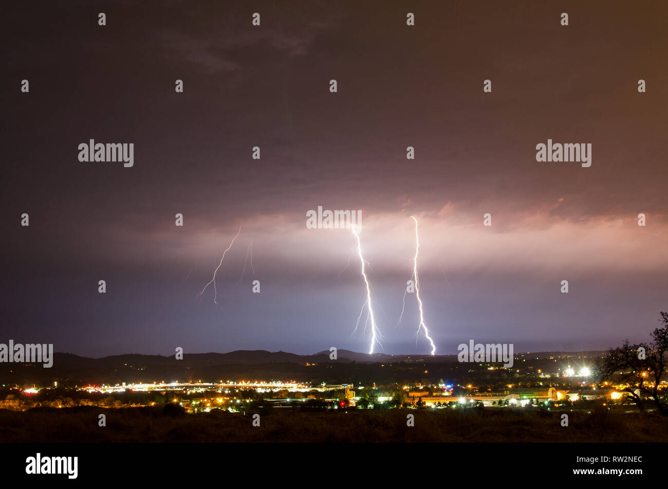 Ein Paar von Cloud-to-Ground Blitzeinschläge in El Dorado County an einem stürmischen Sommernacht in Nordkalifornien. Stockfoto