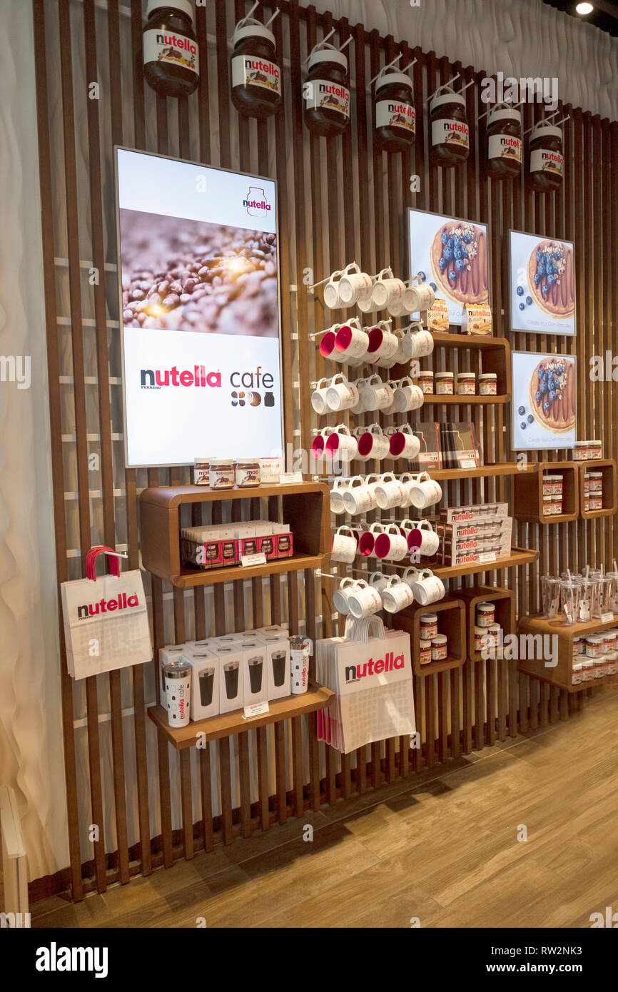 Eine Wand im Inneren des neuen NUTELLA CAFE auf der Universität, in der Nähe von Union Square Park in Lower Manhattan, New York City. Stockfoto