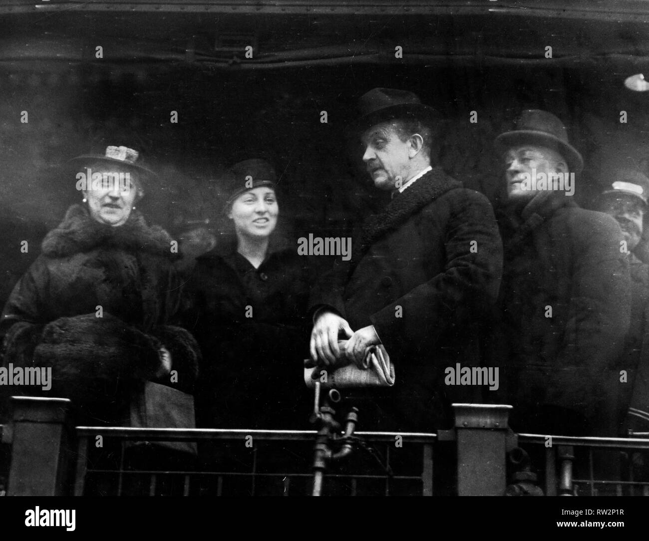 Nach rechts: Gräfin Von Bernstorff, Prinzessin von Hatzfelt und Graf von Bernstorff bei Ihrer Ankunft von Washington nach New York Februar 14, 1917, zur Vorbereitung der SS Friedrich VIII boarding Links Stockfoto