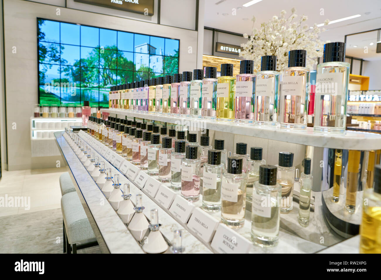 Düsseldorf, Deutschland - ca. September 2018: Christian Dior parfum  Flaschen auf dem Display bei Galeria Kaufhof in Düsseldorf Stockfotografie  - Alamy