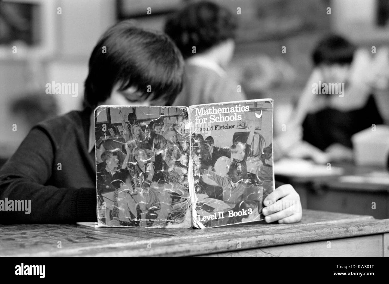 Ausbildung: Mangel an Lehrbücher in den frühen 1980er Jahren führte zu Schulkindern Bücher teilen müssen. Bücher wurden viele Male repariert und wurden nur ersetzt, wenn sie nicht gelesen werden konnten. März 1981 PM 81-01143-002 Stockfoto