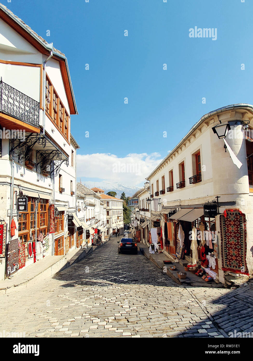 In Pogradec, Albanien - März 2019: Innenstadt von Gjirokaster, ein UNESCO-Weltkulturerbe im Süden Albaniens, der alten osmanischen Basar Stockfoto