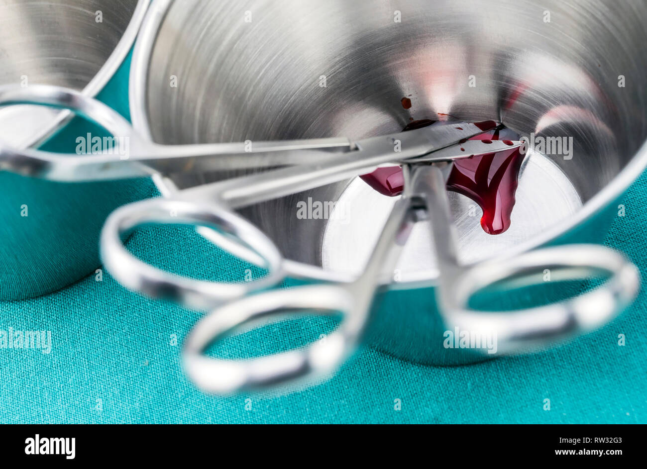 Chirurgische Schere mit Blut auf einem Tablett Metall in einem Operationssaal, Zusammensetzung horizontale, konzeptionelle Bild getränkt Stockfoto