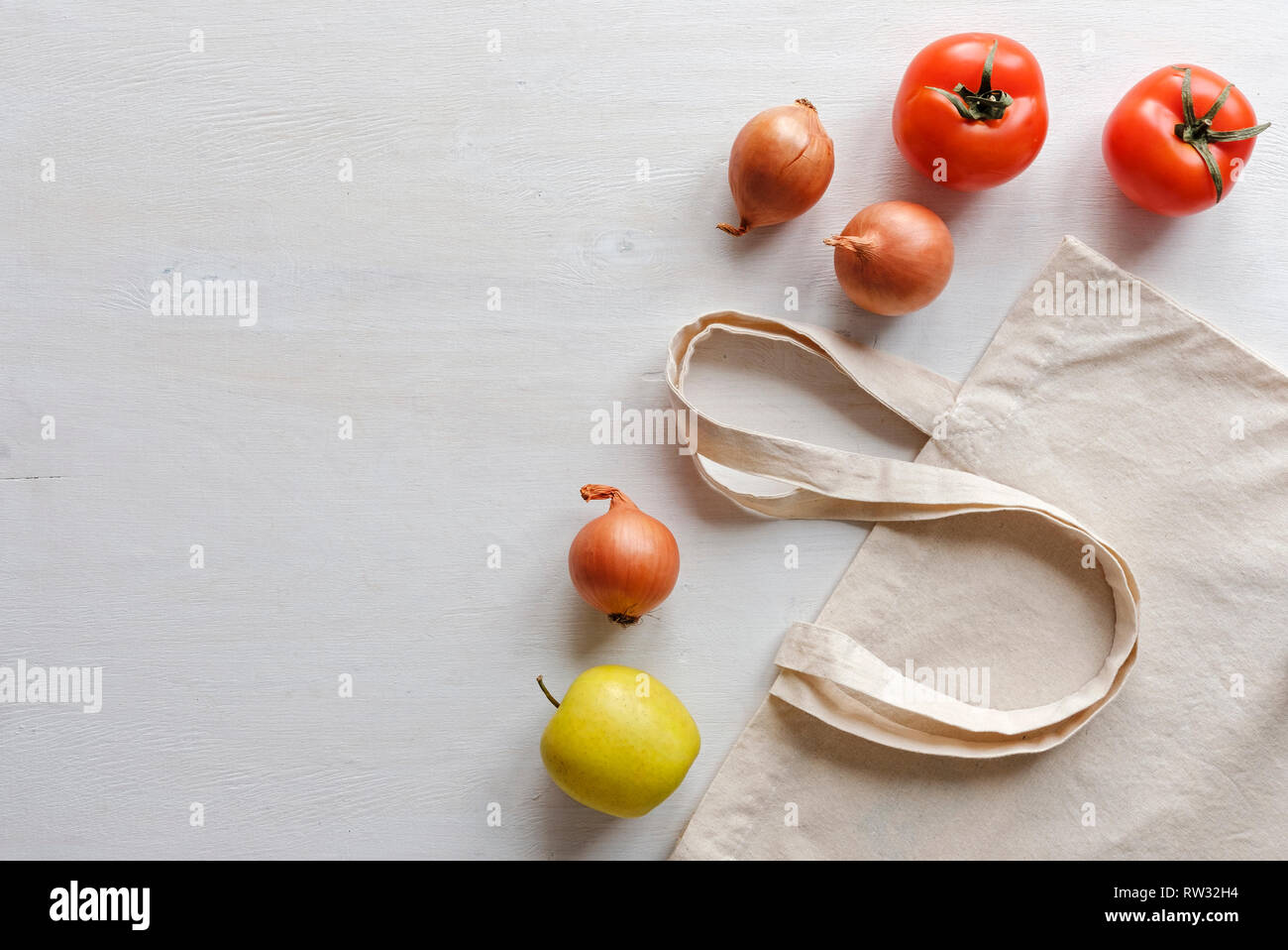 Frisches Obst und Gemüse mit einer Naturfaser wieder verwendbare Einkaufstasche isoliert auf weiß, wie eine Seite mit Copy space Stockfoto