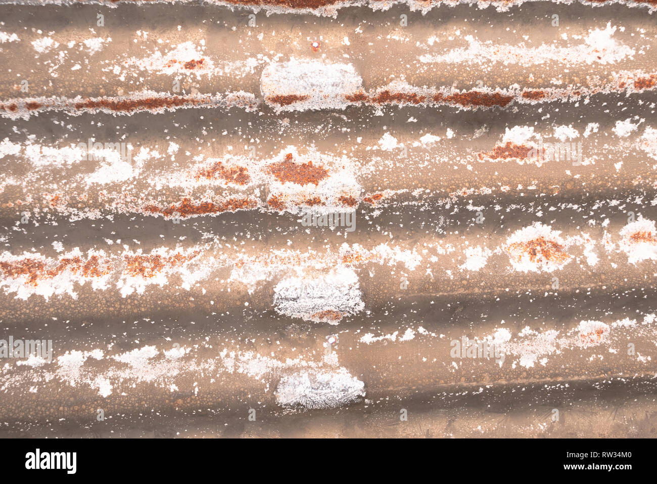 Peeling und Korrosion an Stahlplatten. Zink für Dach- und Dichtungsbahnen verwendet, wenn es alt ist und Rosten. Zusammenfassung Hintergrund und Textur. Stockfoto