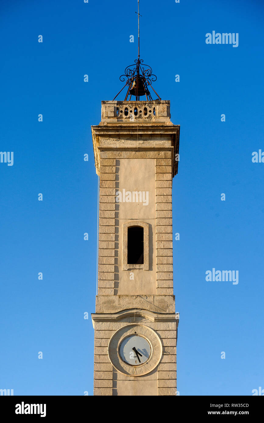 Der Uhrturm von Nîmes ist ein Turm im historischen Zentrum der Stadt Nîmes, Frankreich 31 m hohe Stockfoto