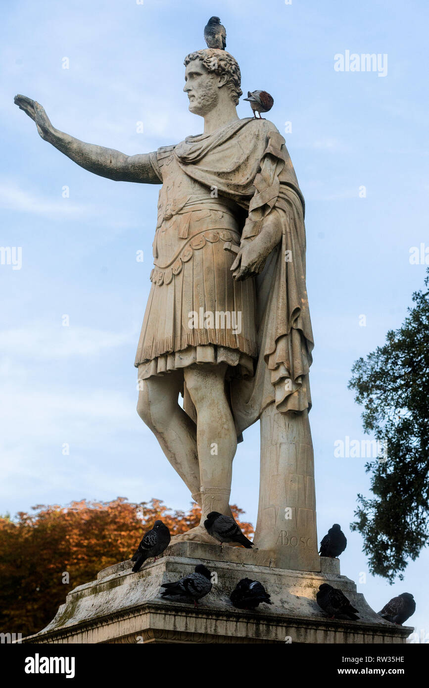 Die monumentale Carrara Marmor Statue des Antoninus Pius in eckigen Antonin in Nimes, Frankreich Stockfoto