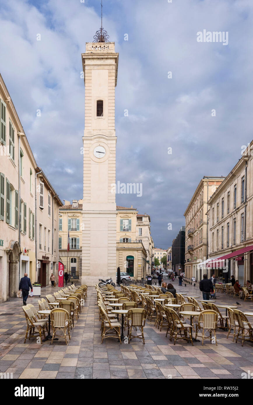 Der Uhrturm von Nîmes ist ein Turm im historischen Zentrum der Stadt Nîmes, Frankreich 31 m hohe Stockfoto