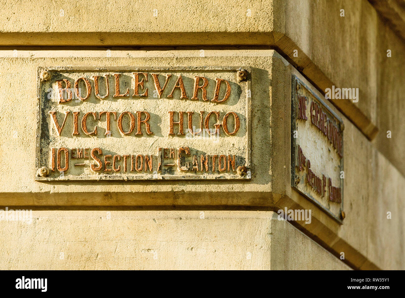 Alte Gedenktafel mit den Namen der Straßen der Vergangenheit in Nimes, Frankreich Stockfoto