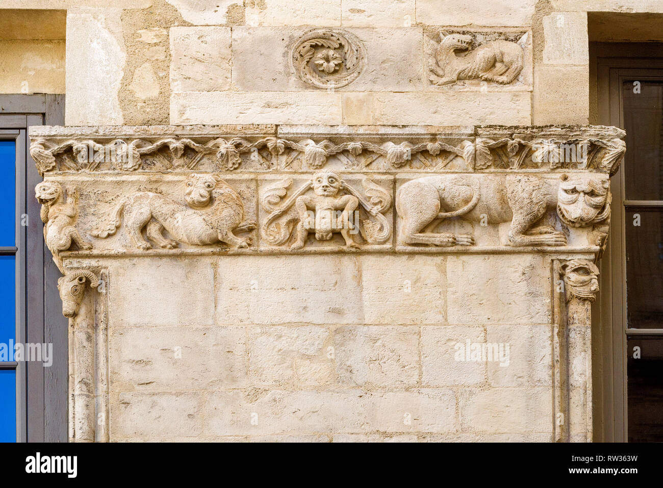 Fantastische Tier Fries auf der Romane von Nîmes, im zwölften Jahrhundert erbaut, der rue de la Madeleine, in Nimes, Frankreich Stockfoto