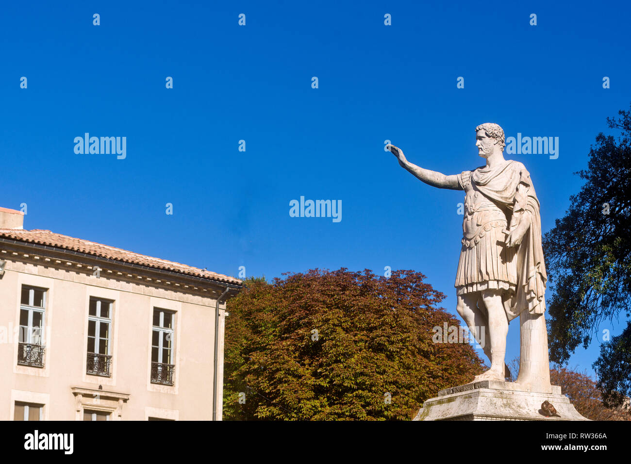 Reflexion der monumentalen Carrara Marmor Statue des Antoninus Pius in eckigen Antonin in Nimes, Frankreich Stockfoto