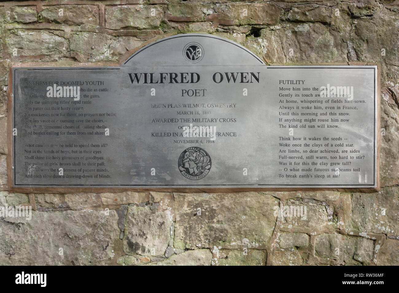 Die Wilfred Owen Gedenktafel auf ausgedehnter Spaziergang Park Oswestry der Tod des Dichters, in Telford Shropshire geboren wurde, zu gedenken. Stockfoto