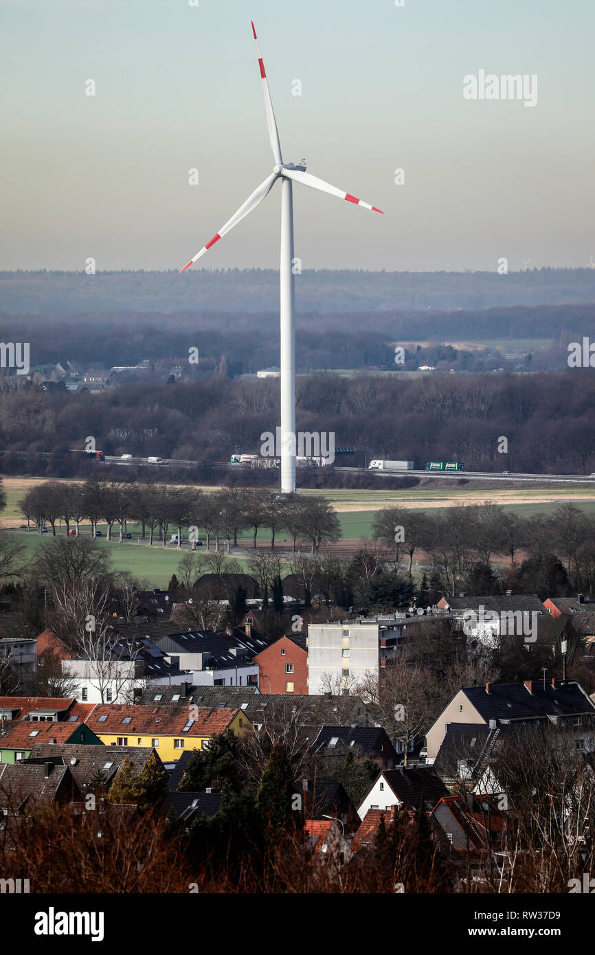 Moers, Ruhrgebiet, Nordrhein-Westfalen, Deutschland - eine Windkraftanlage in einem Wohngebiet auf die Autobahn A42, ENNI Energie & Umwelt Niederrhein Wind weit Stockfoto