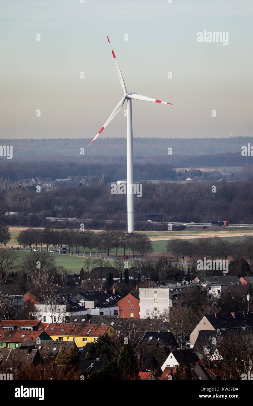 Moers, Ruhrgebiet, Nordrhein-Westfalen, Deutschland - eine Windkraftanlage in einem Wohngebiet auf die Autobahn A42, ENNI Energie & Umwelt Niederrhein Wind weit Stockfoto
