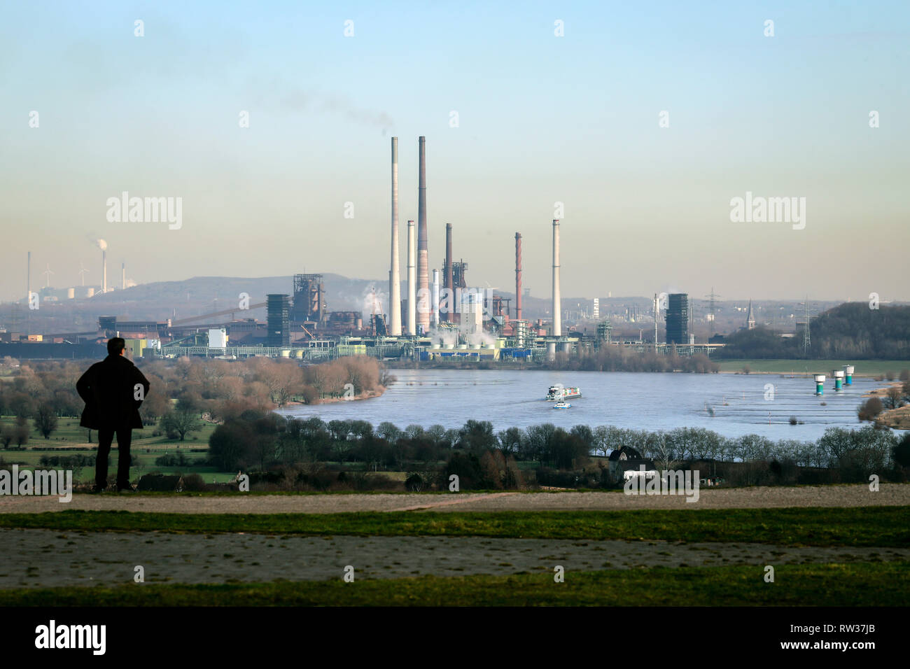 Duisburg, Ruhrgebiet, Nordrhein-Westfalen, Deutschland - ThyssenKrupp Industrial Landschaft, Panoramablick über den Rhein in Richtung ThyssenKrupp Steel, er Stockfoto