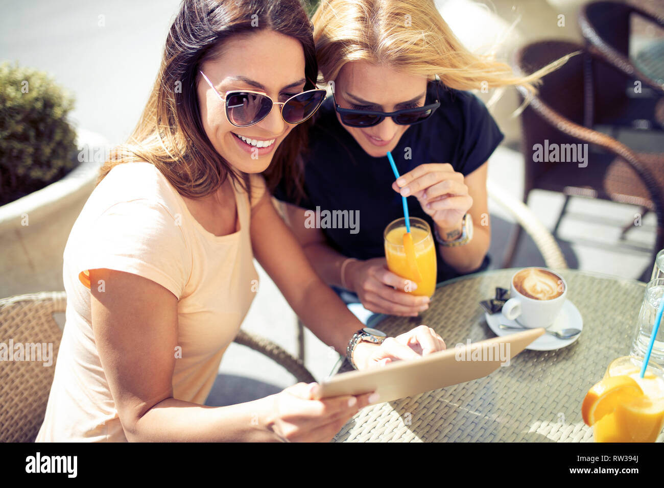 Gruppe von schönen Frauen lächeln und Spaß zusammen in Stockfoto